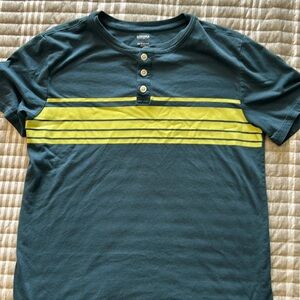 Boys tee XL. Henley style.
